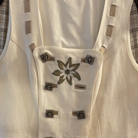 Traditional German Drindl - Picture 9 of 12